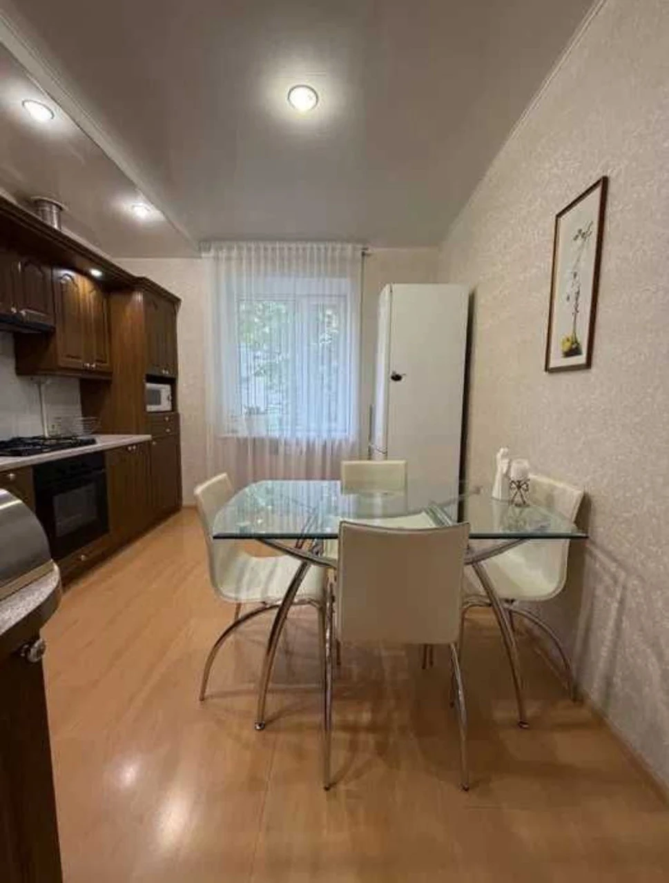 For Sale 2-room apartment Stalin-style in the center of T. Шевchenko. Area 7
