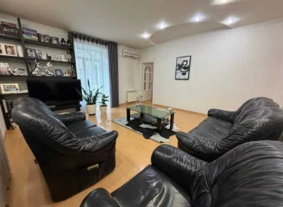For Sale 2-room apartment Stalin-style in the center of T. Шевchenko. Area 7