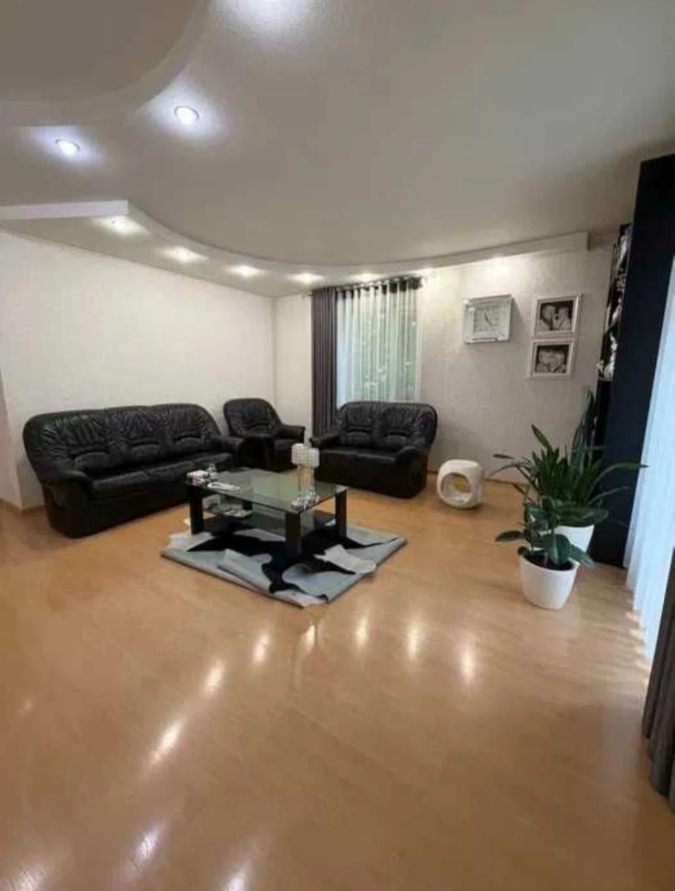 For Sale 2-room apartment Stalin-style in the center of T. Шевchenko. Area 7