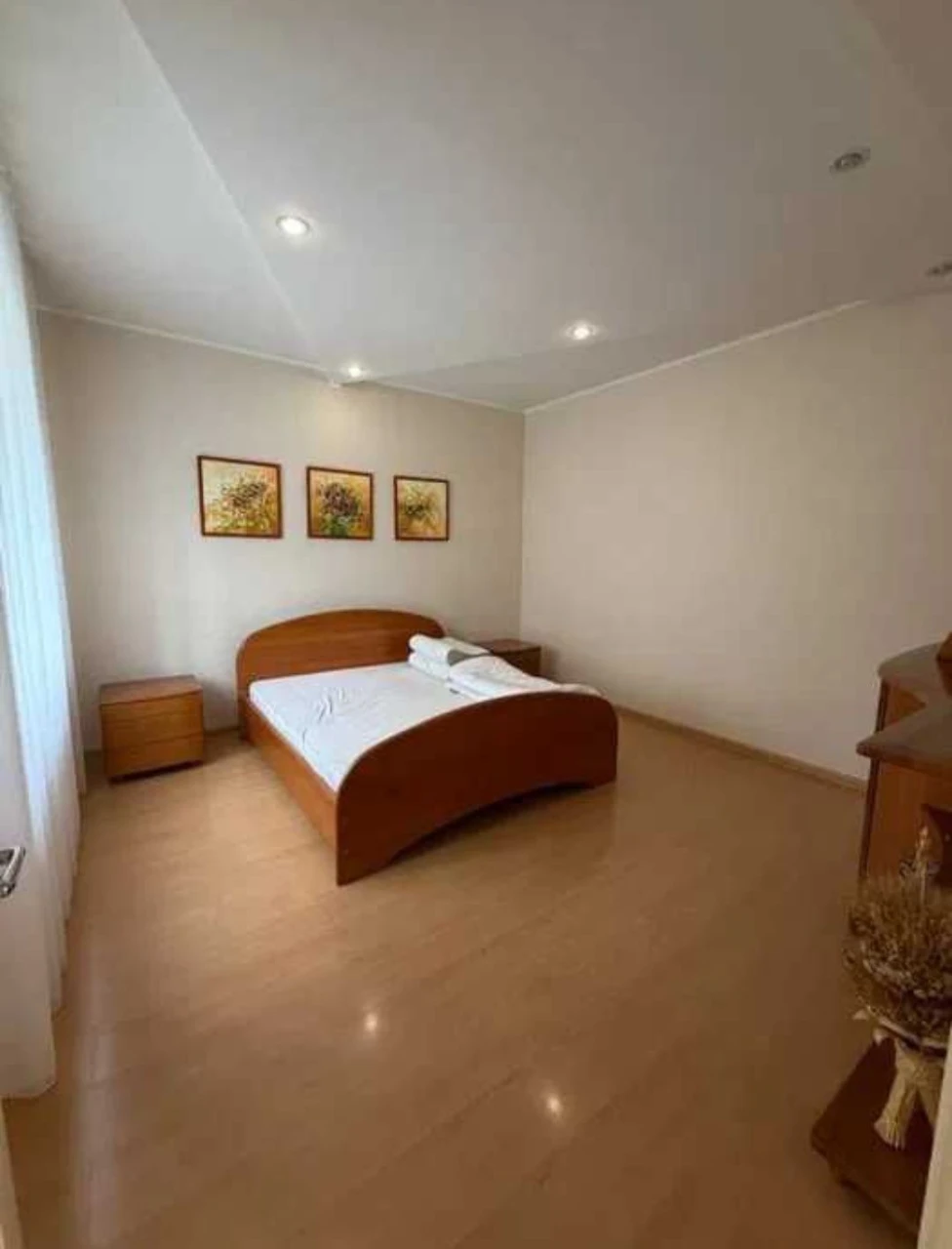 For Sale 2-room apartment Stalin-style in the center of T. Шевchenko. Area 7