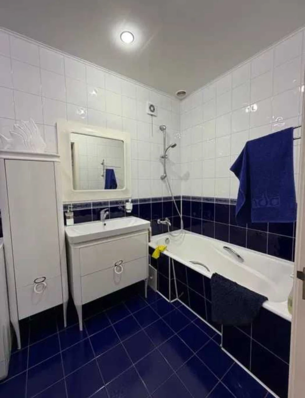 For Sale 2-room apartment Stalin-style in the center of T. Шевchenko. Area 7
