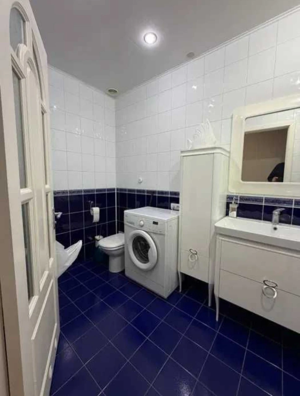 For Sale 2-room apartment Stalin-style in the center of T. Шевchenko. Area 7