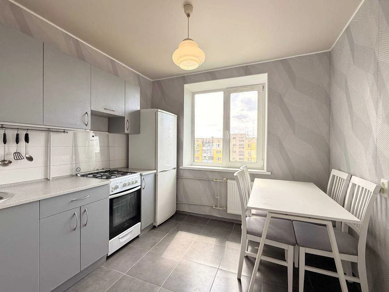 Sale of a 2-room apartment, furniture and appliances, Left Bank, Bud Avenue