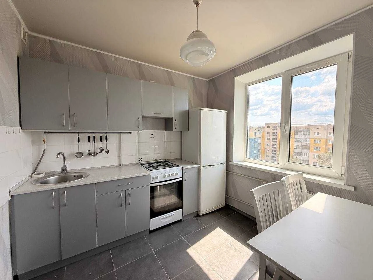 Sale of a 2-room apartment, furniture and appliances, Left Bank, Bud Avenue