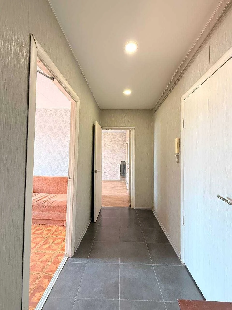 Sale of a 2-room apartment, furniture and appliances, Left Bank, Bud Avenue