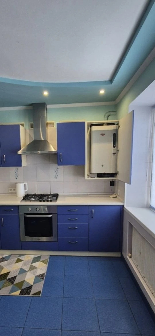 For sale 5-room apartment, with central heating, left bank.
