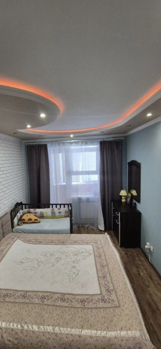 For sale 5-room apartment, with central heating, left bank.