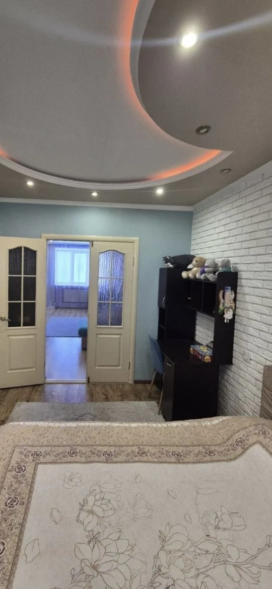 For sale 5-room apartment, with central heating, left bank.
