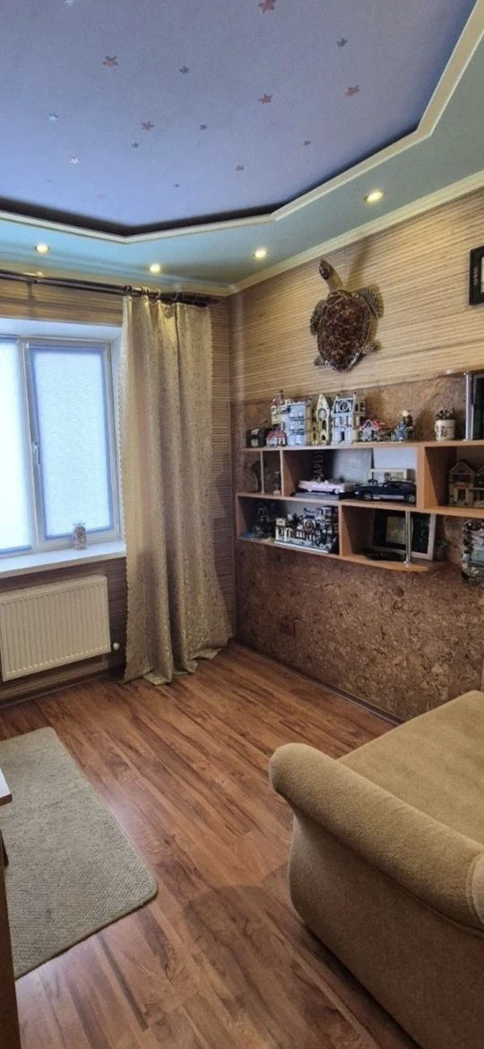 For sale 5-room apartment, with central heating, left bank.