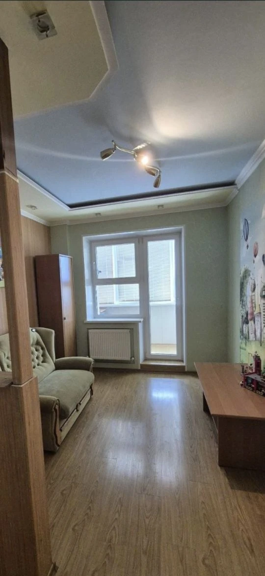 For sale 5-room apartment, with central heating, left bank.