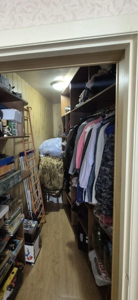 For sale 5-room apartment, with central heating, left bank.