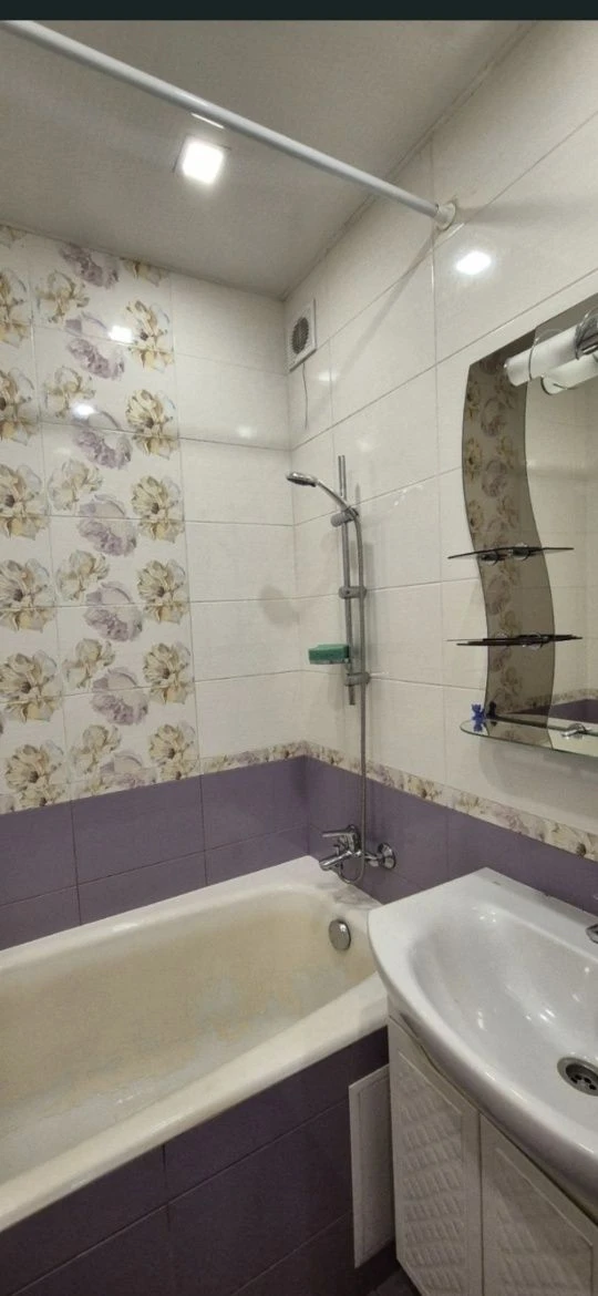 For sale 5-room apartment, with central heating, left bank.