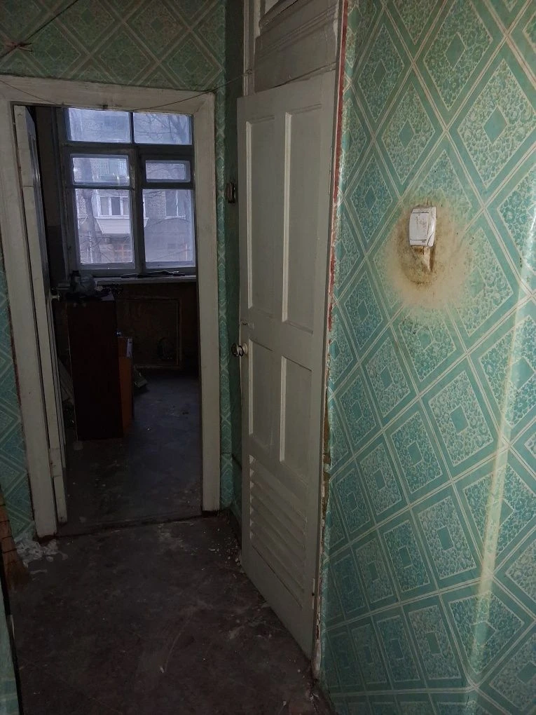For Sale: 2-room Stalin-era apartment, separate rooms, address: Sachko Street/Center