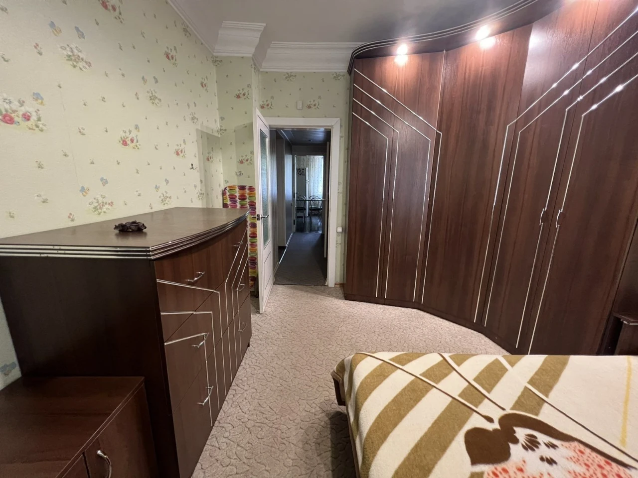 Продаеться  2ух.к.к.70м 2/5 Центр площа вул.Свободи -Широка
