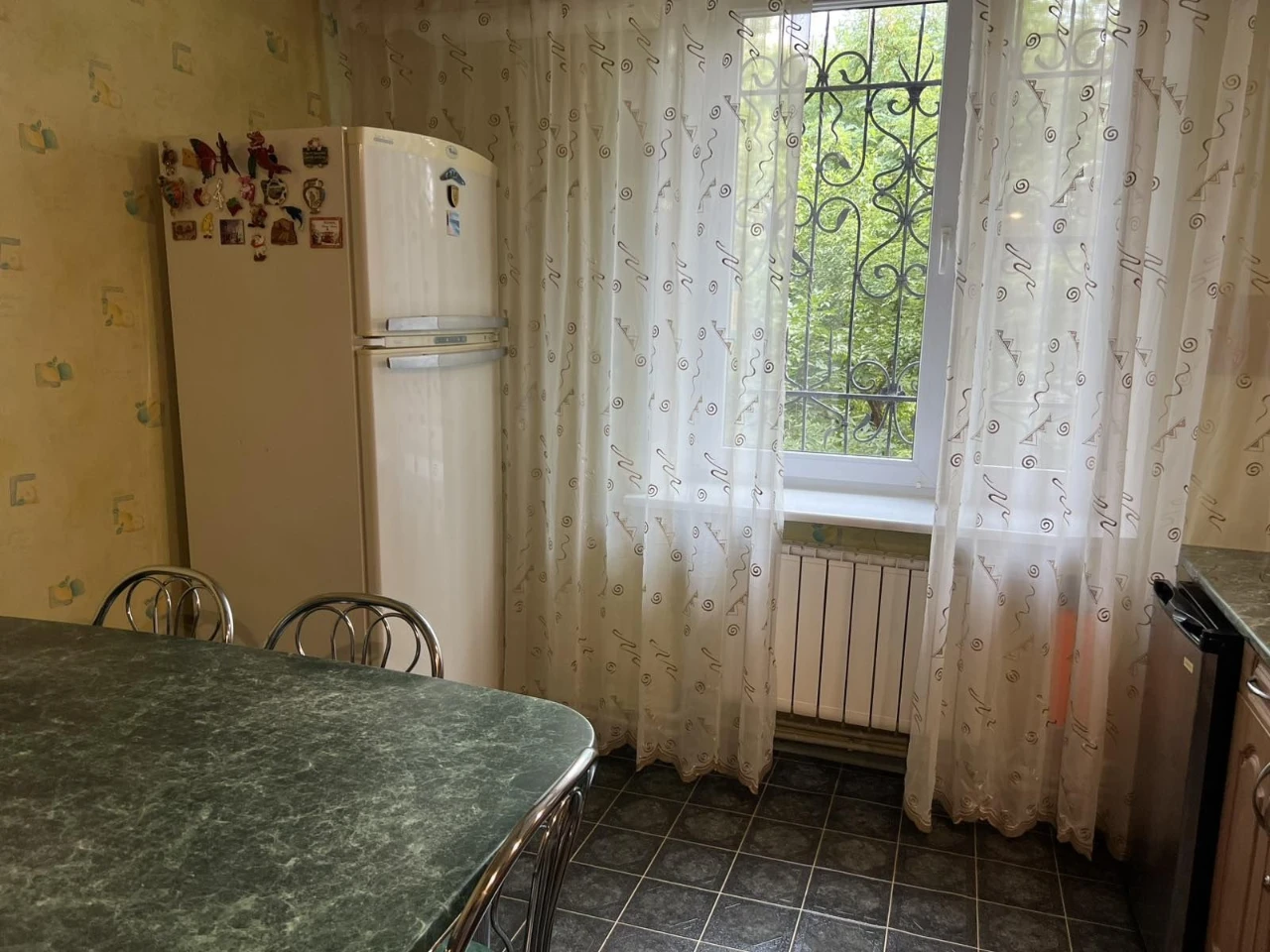 Продаеться  2ух.к.к.70м 2/5 Центр площа вул.Свободи -Широка