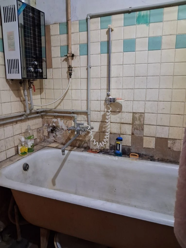 For Sale: 3-bedroom Stalinist apartment in the city center, Kovlechya Street