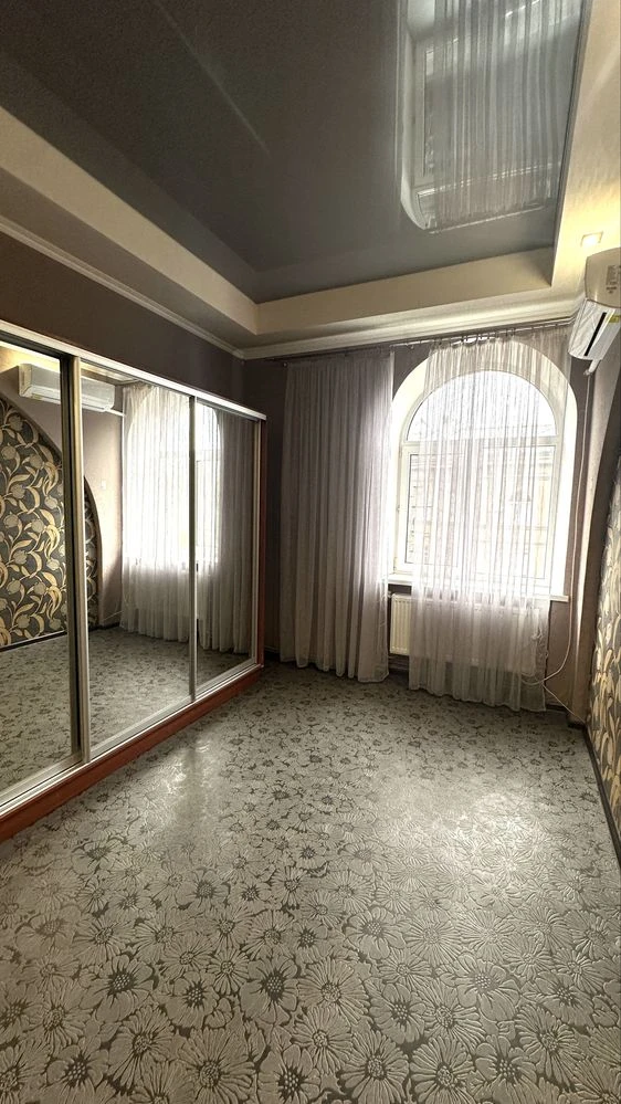Sale of 2-room apartment in a Stalinist building, near the center, Kam'yanskoe.