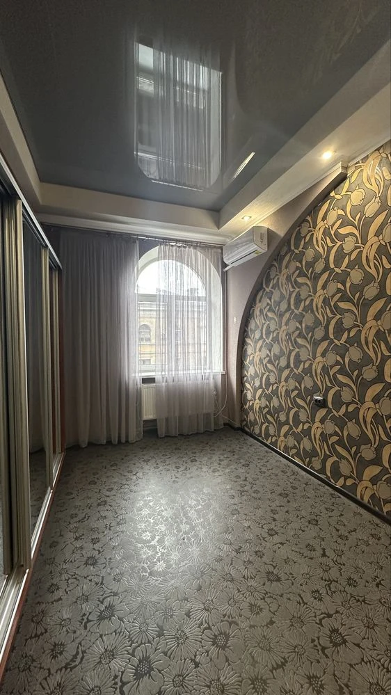 Sale of 2-room apartment in a Stalinist building, near the center, Kam'yanskoe.