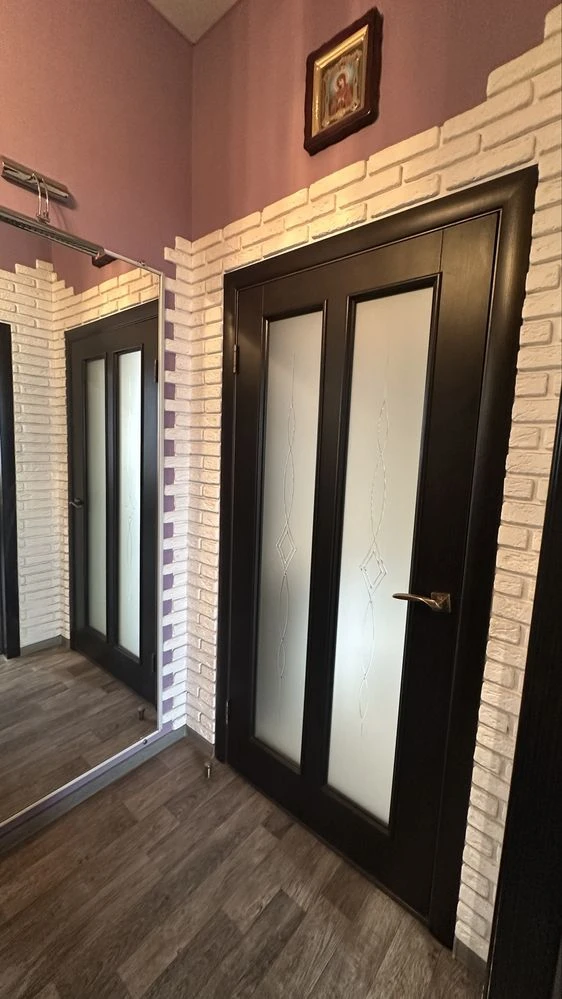 Sale of 2-room apartment in a Stalinist building, near the center, Kam'yanskoe.