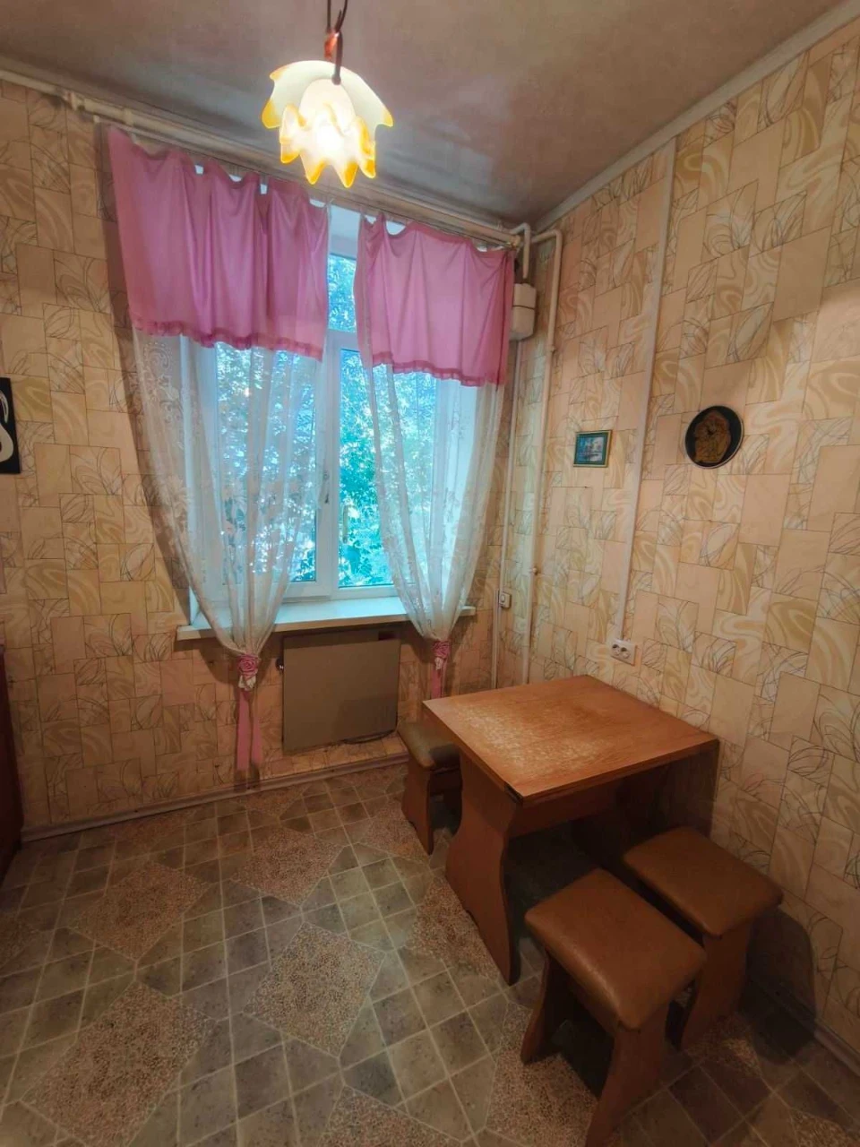 Продається двокімнатна квартира на правому березі