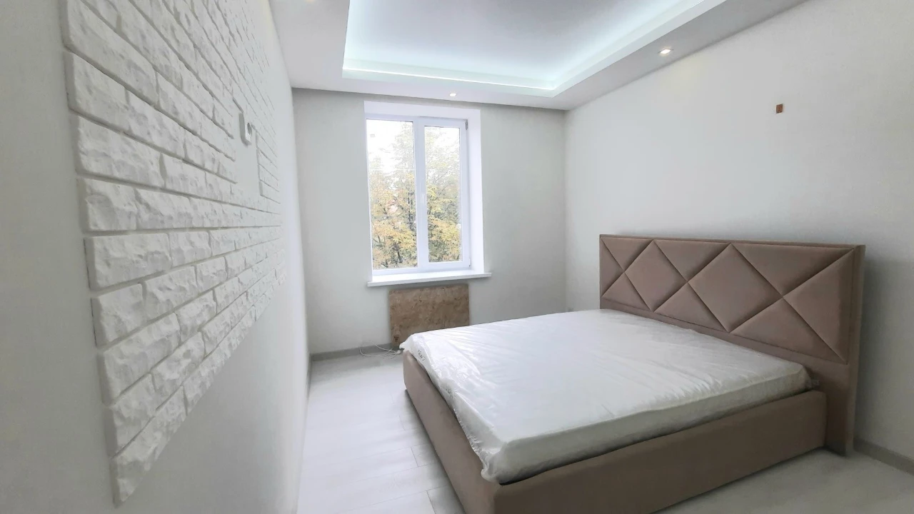 Selling 2-room apartment according to Certificate, Central location with a beautiful square view