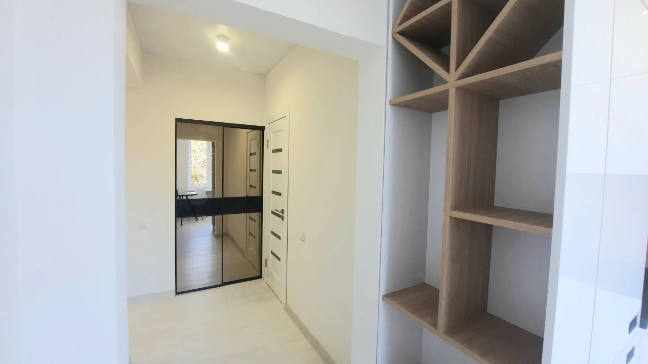 Selling 2-room apartment according to Certificate, Central location with a beautiful square view