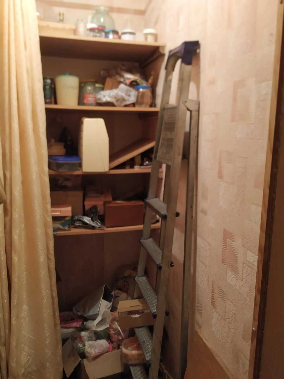 FOR SALE: Fully furnished 2-room apartment in a courtyard, B. Khmelnytsky Street (A)