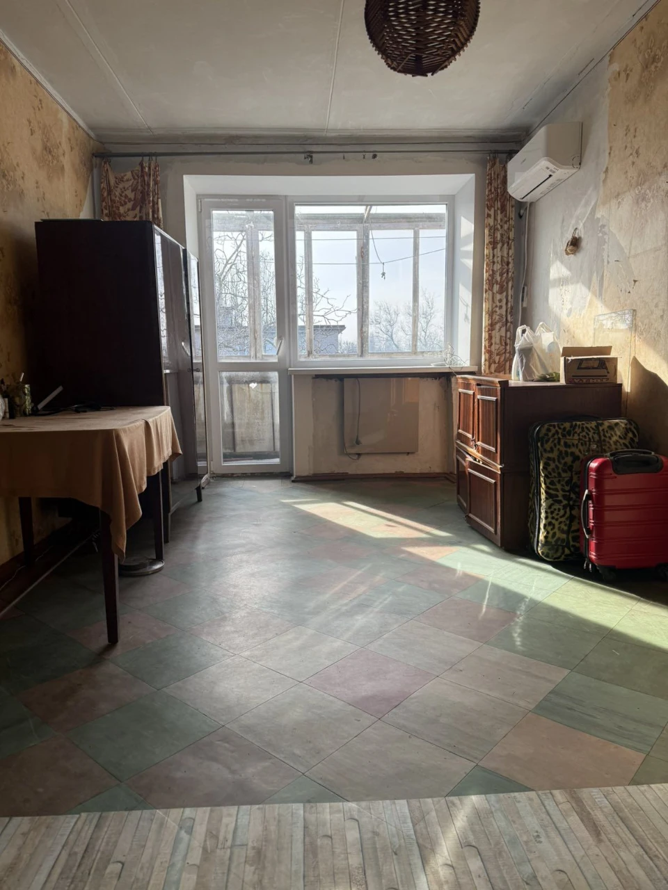 For Sale: Three-Room Apartment on Malofeyeva Street