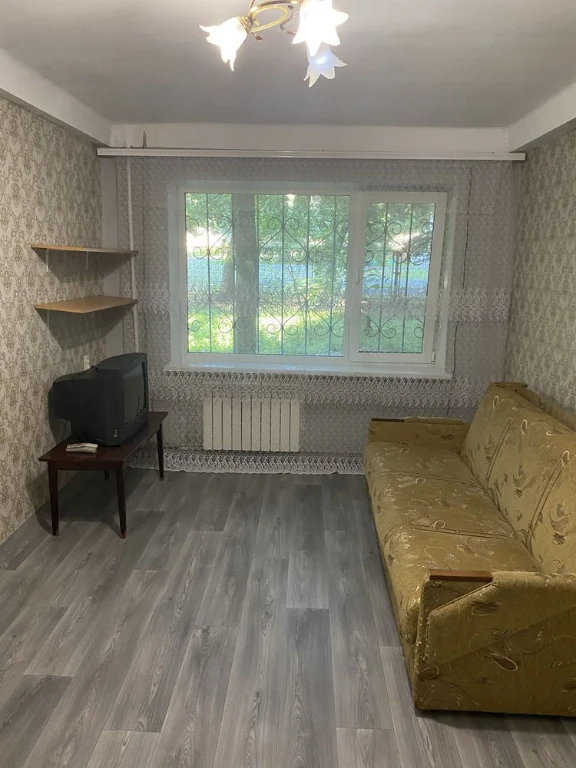 Продається 2-кімнатна квартира з окремими кімнатами в районі Україна