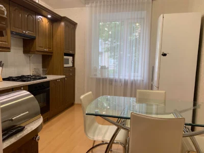 Продам двокімнатну в центрі поруч парк АО ГАЗ