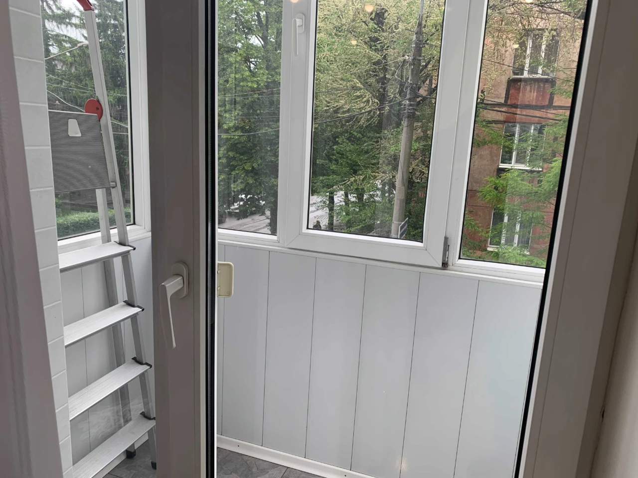 Продам двокімнатну в центрі поруч парк АО ГАЗ