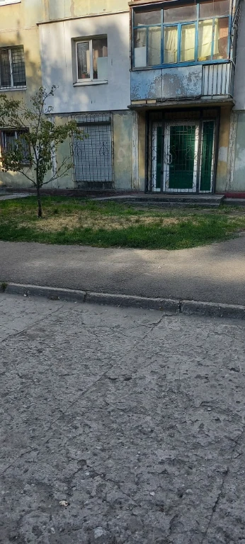 Продам 2ух.к.кв 43м² 1/5 под магазин,офис для людей которым