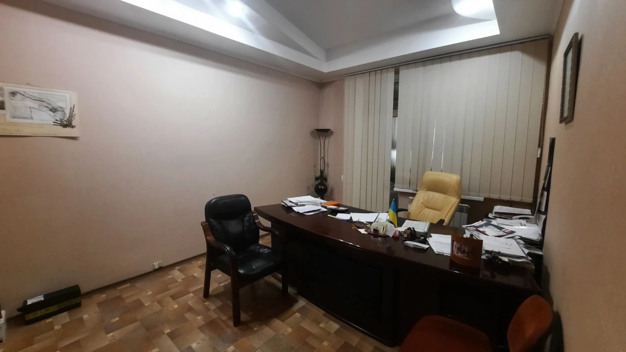 Продається 4-кімнатна квартира в центрі, сталінська, 40000$
