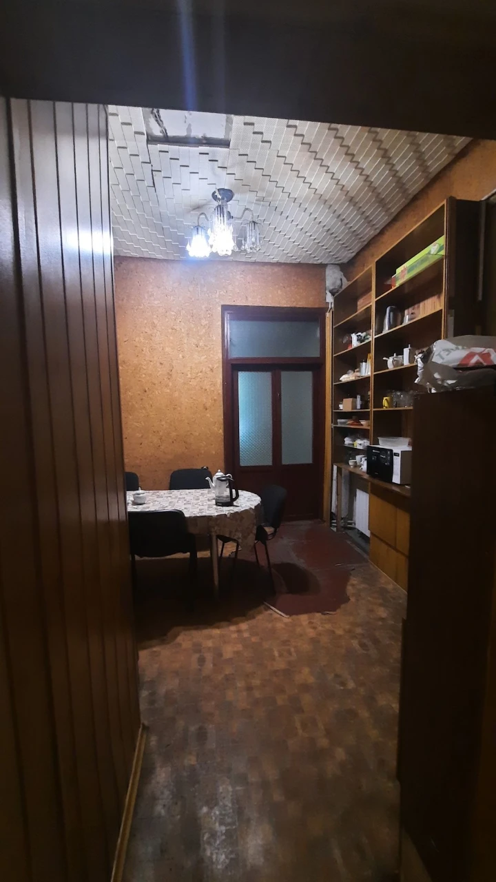 Продається 4-кімнатна квартира в центрі, сталінська, 40000$