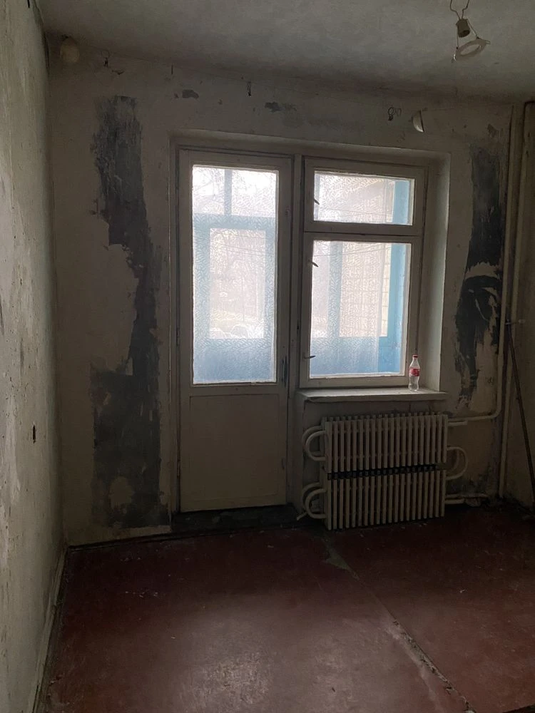 Продам 3х ком на Л/Б 10 Мкр , можно под бизнес