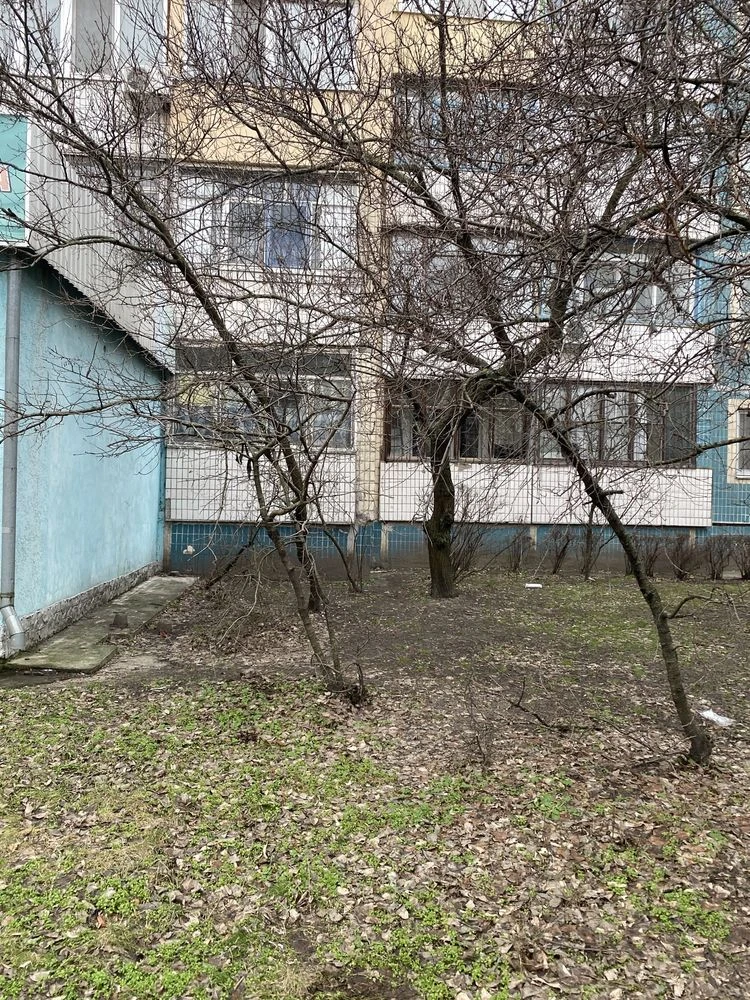 Продам 3х ком на Л/Б 10 Мкр , можно под бизнес