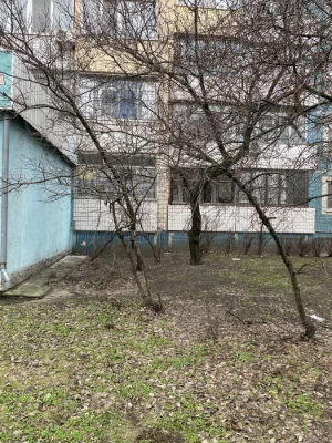 Продам 3х ком на Л/Б 10 Мкр , можно под бизнес