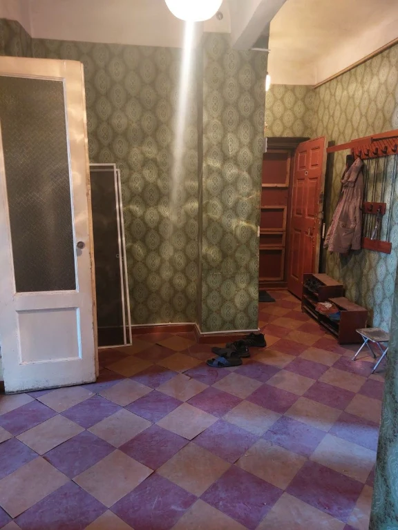 Продам 3 ком. кв в самом центре. Площадь. Сталинка с А/О