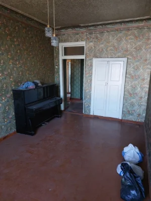 3 rooms for sale in the city center. Area. Stalin apartment with central heating.