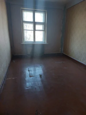 3 rooms for sale in the city center. Area. Stalin apartment with central heating.