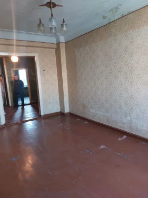 3 rooms for sale in the city center. Area. Stalin apartment with central heating.