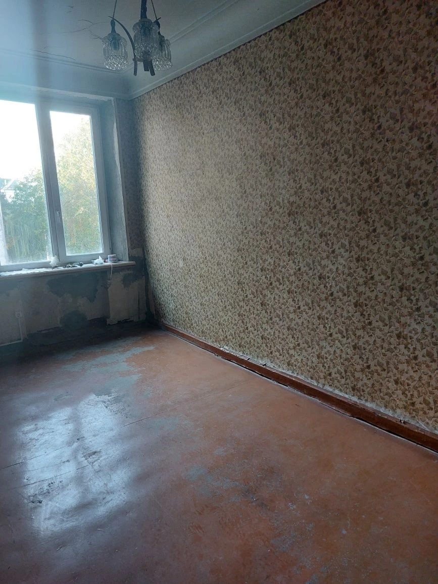 3 rooms for sale in the city center. Area. Stalin apartment with central heating.