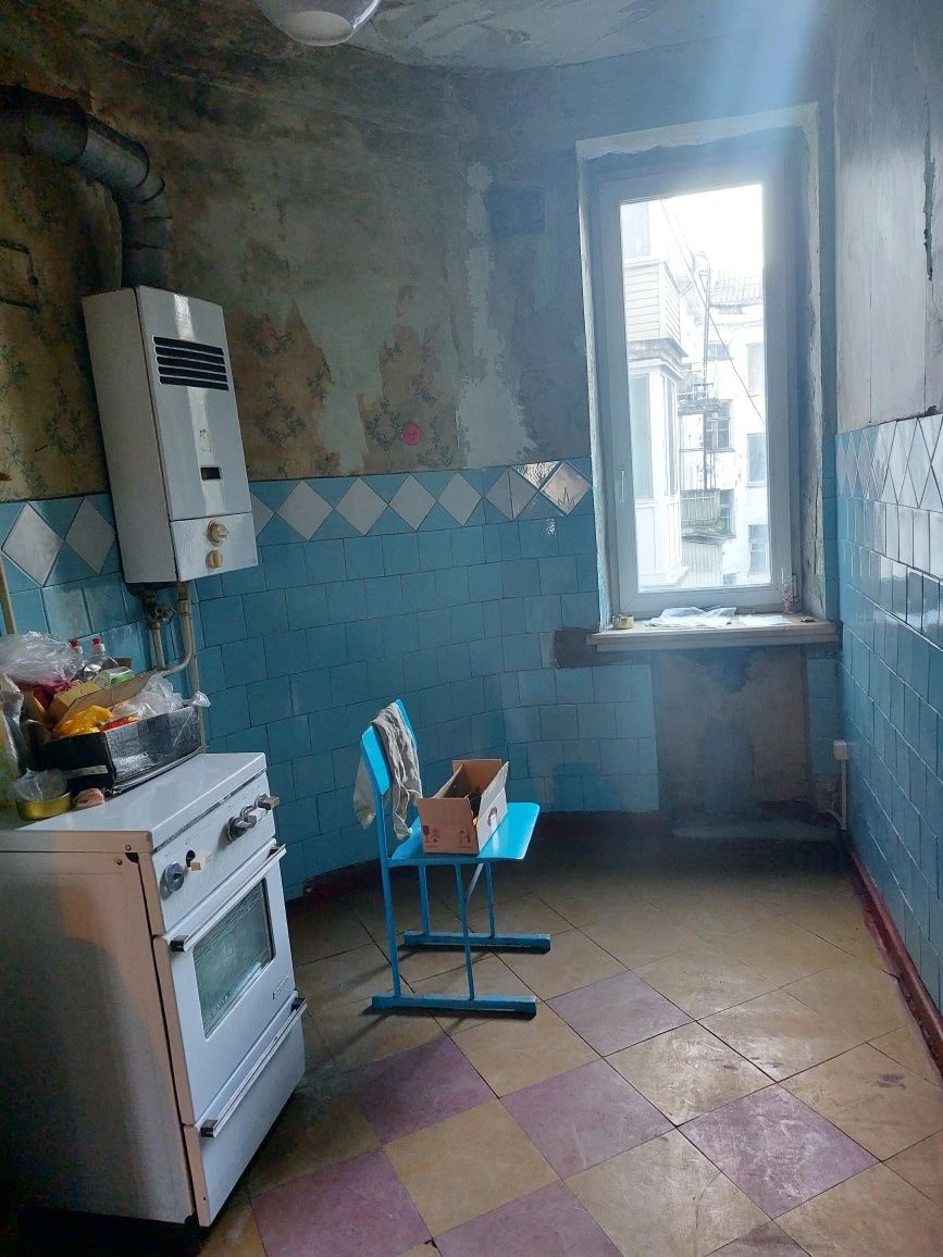 3 rooms for sale in the city center. Area. Stalin apartment with central heating.