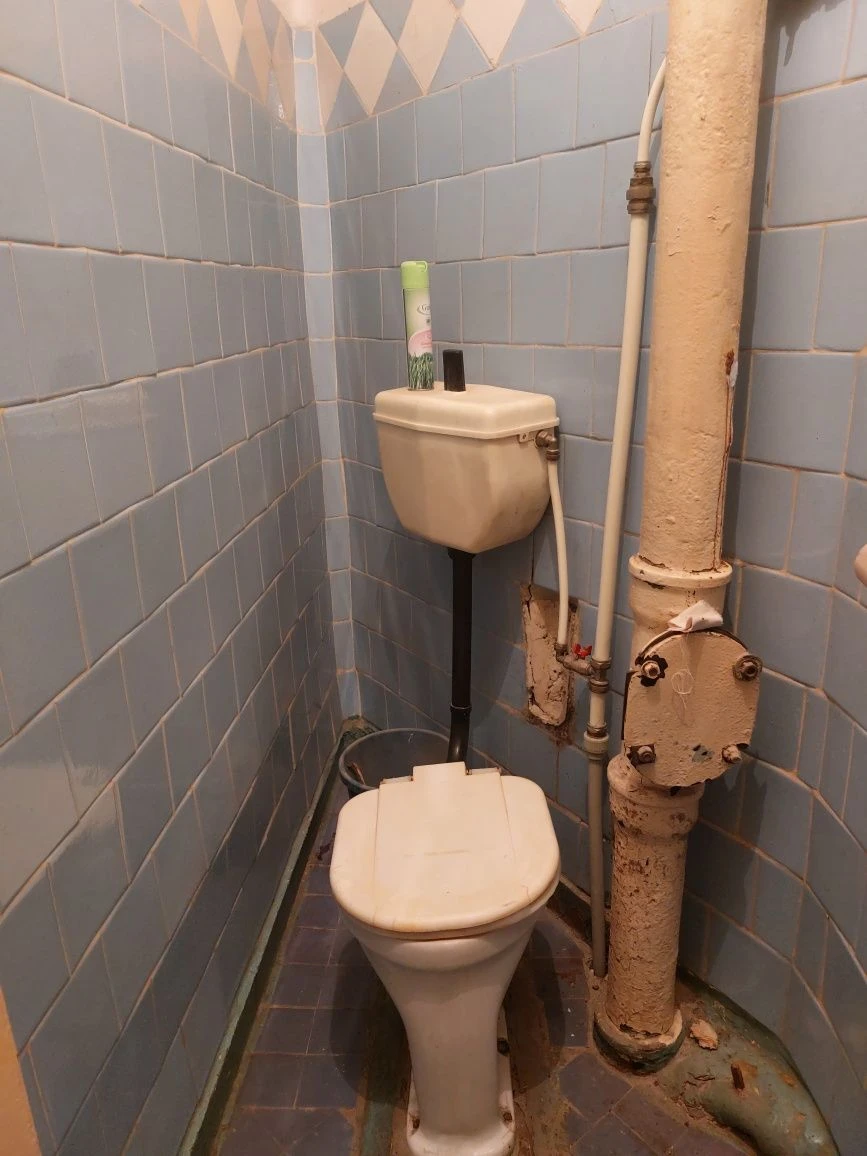 3 rooms for sale in the city center. Area. Stalin apartment with central heating.