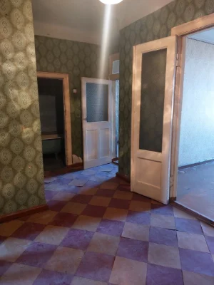 3 rooms for sale in the city center. Area. Stalin apartment with central heating.