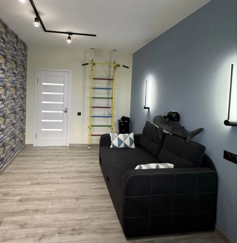 For Sale: 4-room apartment, Left Bank, 10th microdistrict with a view of the Dnipro, Fully furnished