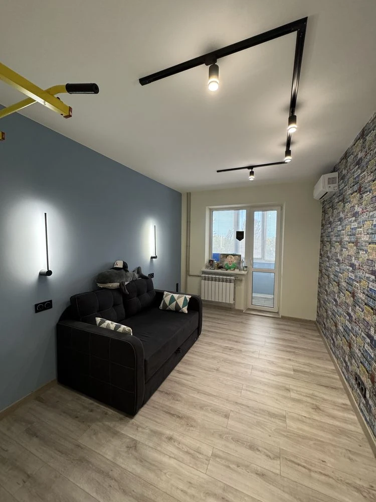 For Sale: 4-room apartment, Left Bank, 10th microdistrict with a view of the Dnipro, Fully furnished