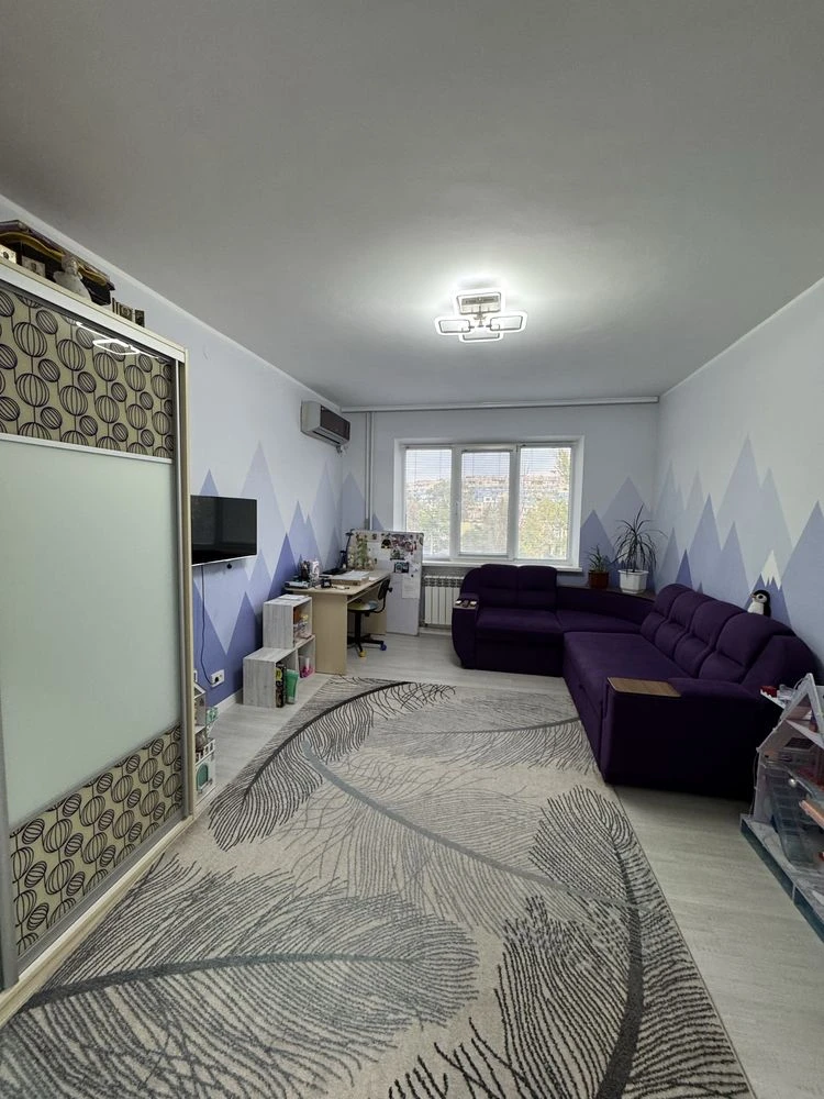 For Sale: 4-room apartment, Left Bank, 10th microdistrict with a view of the Dnipro, Fully furnished