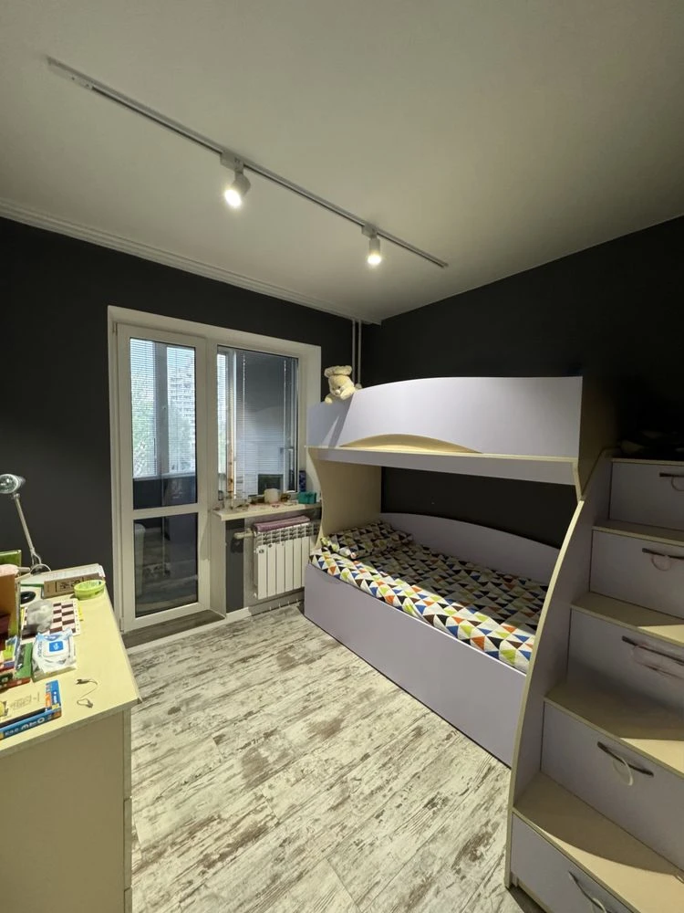 For Sale: 4-room apartment, Left Bank, 10th microdistrict with a view of the Dnipro, Fully furnished