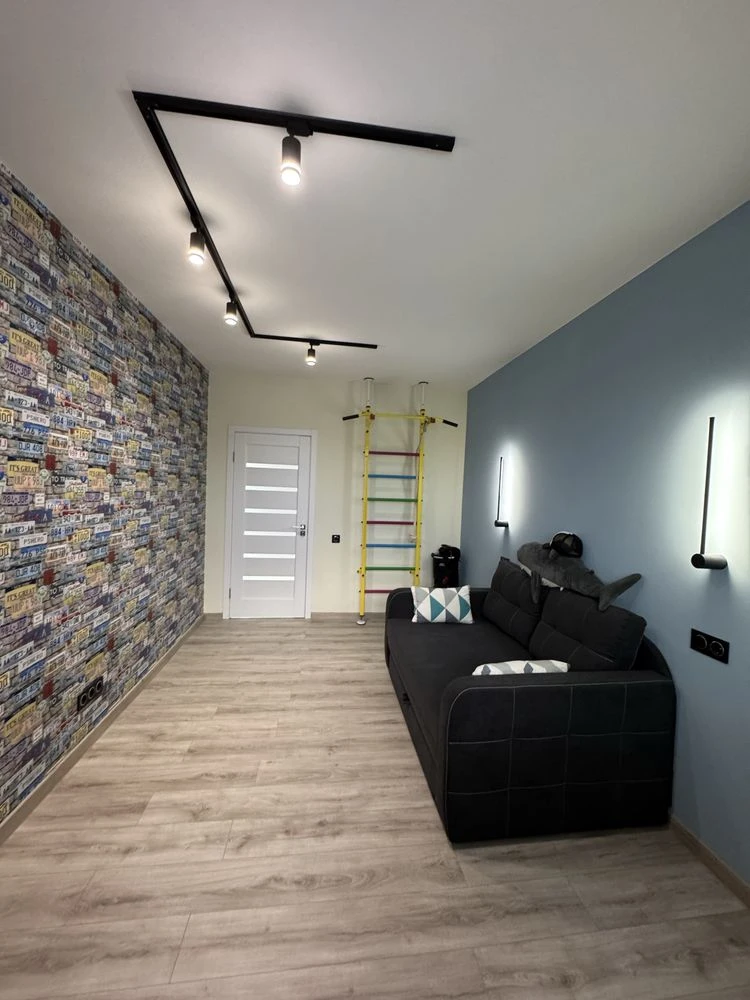 For Sale: 4-room apartment, Left Bank, 10th microdistrict with a view of the Dnipro, Fully furnished